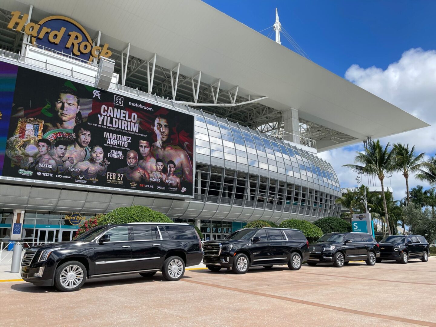 A group of cars parked in front of a building.